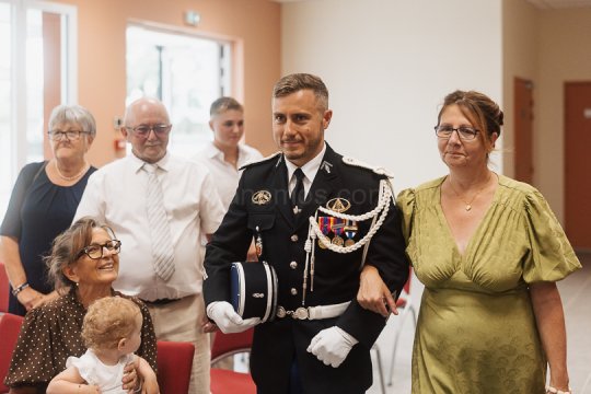 Mariage Ludivine & Victorien -02- entrée dans la Mairie de Cour